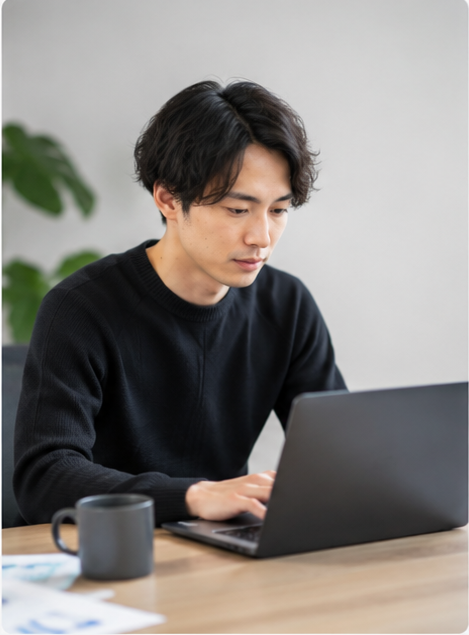 施策の優先順位を検討するマーケティング担当者